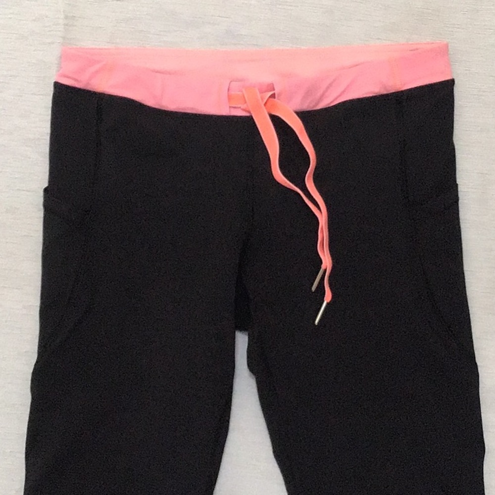 Lululemon Black/Pink Cropped Leggings Side Pockets Sz Can 6 AU 10 - Picture 2 of 5